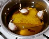 Foto del paso 3 de la receta: Coca de bacalao confitado, cebolla caramelizada y salsa cabrales