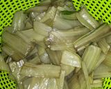 Foto del paso 1 de la receta: Pencas de acelga rebozadas