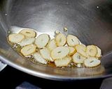 蒜片炙燒牛五花義大利麵/西餐烹調的食譜步驟2照片