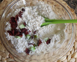 Foto del paso 2 de la receta: Bollos de arándanos rojos, frutas deshidratadas y chocolate blanco