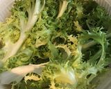 Une image de l'étape 2 de Salade de frisée aux tomates cerises,olives et câpres.