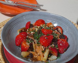 Foto del paso 2 de la receta: Ensalada templada de fresas, salmón y espárragos