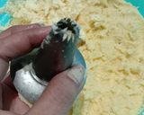 Foto langkah ke 3 dari resep Semprit sagu keju.