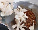 Foto langkah ke 3 dari resep Tumis Jamur Usus Masak Kecap.