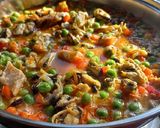 Foto del paso 2 de la receta: Arroz con surtido de mariscos en conserva tipo paella 🥘