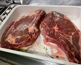 Une image de l'étape 4 de Côtes de bœuf grillées au four au thym, ail et laurier.
