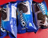 A picture of step 1 of Oreo biscuit cake.