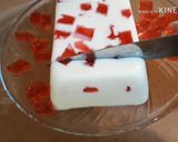 Foto del paso 11 de la receta: Gelatina de yogurt griego y mosaicos de fresa