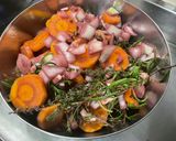 Une image de l'étape 4 de Rôti de cerf mariné au vin, légumes et herbes.