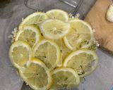 Foto langkah ke 3 dari resep Homemade elderflower sirup (sirup bunga rumahan).
