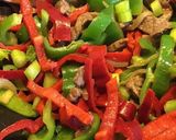 Une image de l'étape 2 de Wok de bœuf au fenouil poivrons rouges et verts poireaux 4 épices et sauce soja.