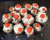 Une image de l'étape 6 de Champignons bruns farcis bœuf, légumes, emmental et tomates.