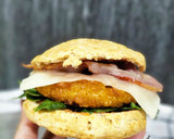 Foto del paso 5 de la receta: Burger de pollo crunchy con espinacas, bacon y salsa barbacoa