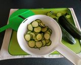 Foto del passaggio 1 della ricetta Rondelle di zucchine crude marinate, servite e conservate 🌿🌞