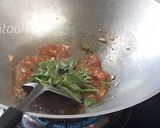 รูปขั้นตอนการทำที่ 3 ของ ผัดกะเพรากุนเชียงหมูทอดด้วยน้ำ แซ่บๆ ทำอาหารง่ายๆ กับคุณแม่