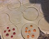 Foto del paso 4 de la receta: Galletitas con confites de choco 😍