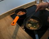 Foto del paso 1 de la receta: Ensalada templada de gambones y quinoa