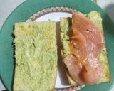 Foto del passaggio 3 della ricetta Crostone con Crema di Avocado, Salmone Affumicato e Uova al Tegamino