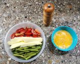 Foto del paso 1 de la receta: 🍳 Omelette de chauchas, tomate y muzzarella - mismos ingredientes, dos versiones 🍳