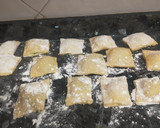 Foto del paso 4 de la receta: Raviolis rellenos de espinacas y ricota con salsa de tomate y albahaca