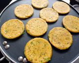 કોથમીર મરચા બિસ્કિટ ભાખરી (Biscuit bhakhri recipe in Gujarati) રેસીપી સ્ટેપ3ફોટો