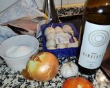 Foto del paso 1 de la receta: Emperador con cebolla caramelizada, champiñones rodajas de tomate con un toque de vino blanco