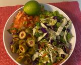 صورة لخطوة 1 من وصفة 🥬🥒 سلطة الزيتون الأخضر بالخضار 🥒🥬