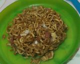 Foto langkah ke 4 dari resep Mie Goreng Spesial Smoked Beef and Chicken.