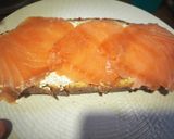 Foto del paso 2 de la receta: Tosta de salmón y queso de cabra