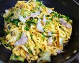 Hình bước làm 3 của món Mì trứng xào rau