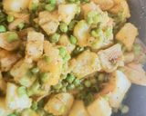 A picture of step 3 of Dry aloo matar ki sabji.