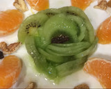 Foto del paso 3 de la receta: Desayuno saludable: kiwi, mandarina, nueces, pasas y miel
