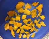 Foto del paso 1 de la receta: Cascaritas caramelizadas y crocantes de naranja sin azúcar al microondas. Receta original de Geri