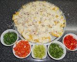 Foto del paso 2 de la receta: Nacho chips con atún y queso mozzarella