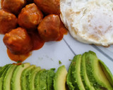 Foto del paso 3 de la receta: Albóndigas en salsa de tomate, aguacate y huevo