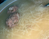 Foto del paso 5 de la receta: Sopa de fideos con “pilota”/sopa de galets