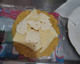 Foto del paso 2 de la receta: Arepa de plátano rellena de quesos