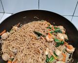 Foto langkah ke 6 dari resep Bihun Goreng Ayam Jamur.