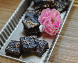 A picture of step 5 of Dates Chocolate Fudge Bars.
