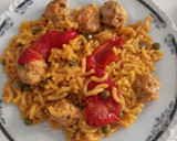 Foto del paso 4 de la receta: Fideuá con pollo 🐔 y albóndigas
