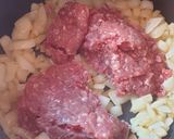A picture of step 2 of Kurrat (leek stew).