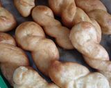 Foto langkah ke 8 dari resep Kkwabaegi / Korean twisted donuts / Donat Korea.