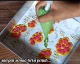 Foto langkah ke 4 dari resep Rainbow Cake motif bunga.
