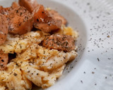 Foto del paso 7 de la receta: Huevos revueltos con salmón marinado a la plancha