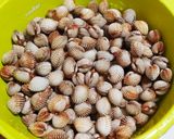 Foto langkah ke 1 dari resep Kerang Dara Saus Padang.