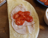 Foto del paso 2 de la receta: Tortillas de trigo rellenas de jamón y quesos al orégano