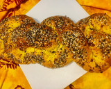 Foto del paso 9 de la receta: PAN 🥖🥖TRENZADO 🥨🥨 4 QUESOS 🧀🧀Y MOSTAZA CON MIX DE SEMILLAS🥖🧀🥨