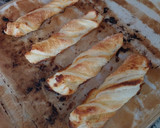 Foto del paso 9 de la receta: Lazos de hojaldre rellenos de crema de almendras y puntas de chocolate