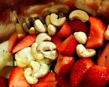 व्हाइट चॉकलेट और स्ट्रॉबेरी होट शेक (White chocolate aur strawberry hot shake recipe in Hindi) रेसिपी चरण 1 फोटो