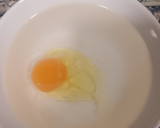 Foto del paso 2 de la receta: Huevo frito al microondas sin aceite